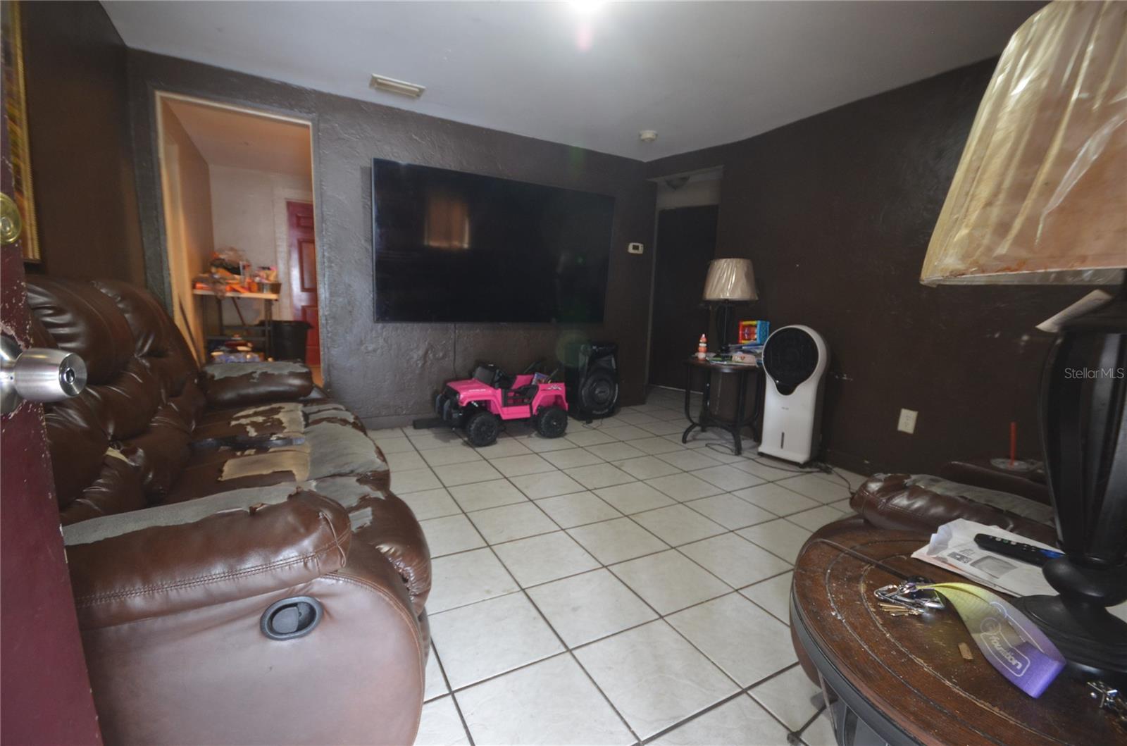 1607 E Nome St Property Photo 2
