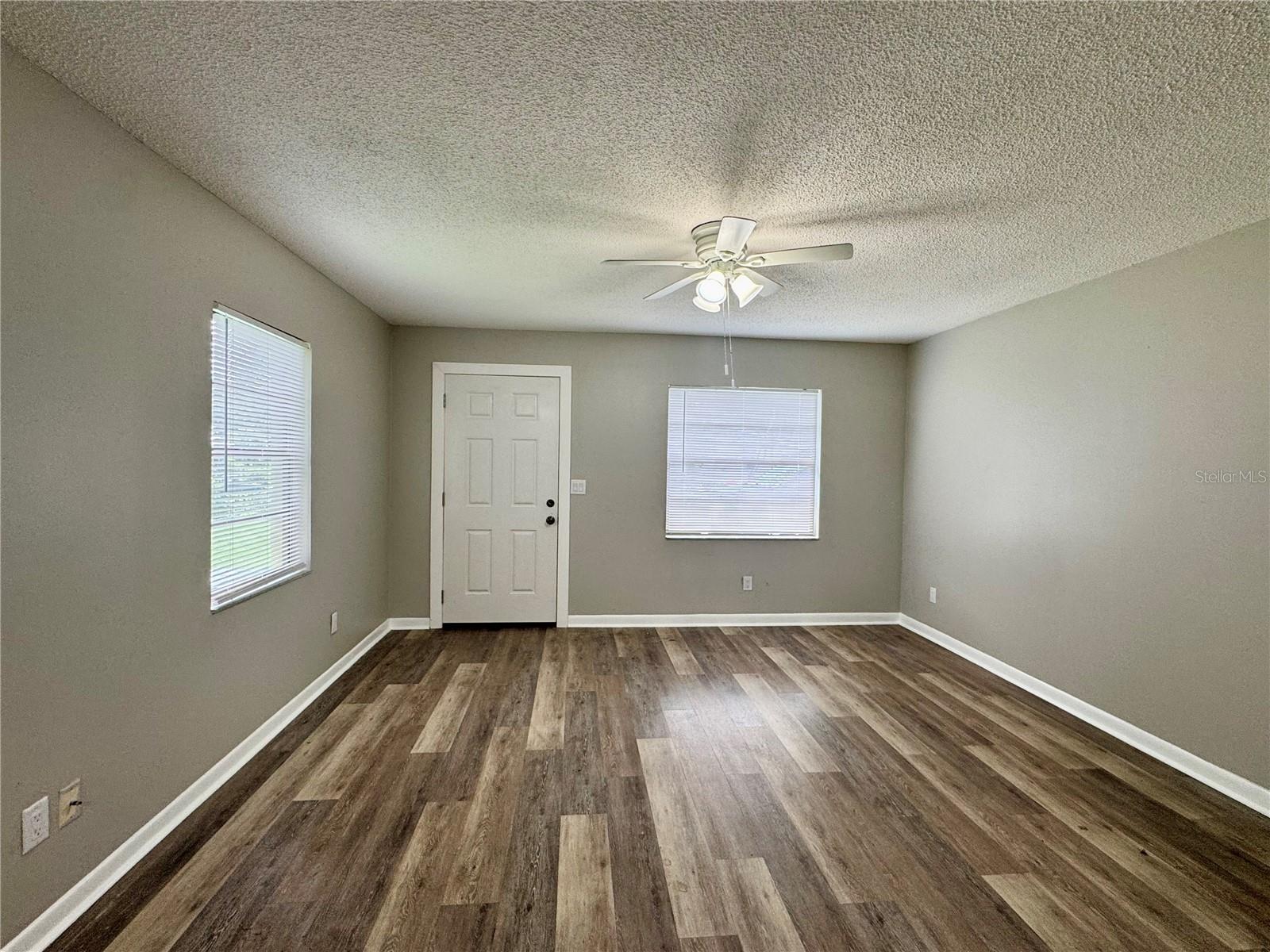 5619 Peach Ave Property Photo 2