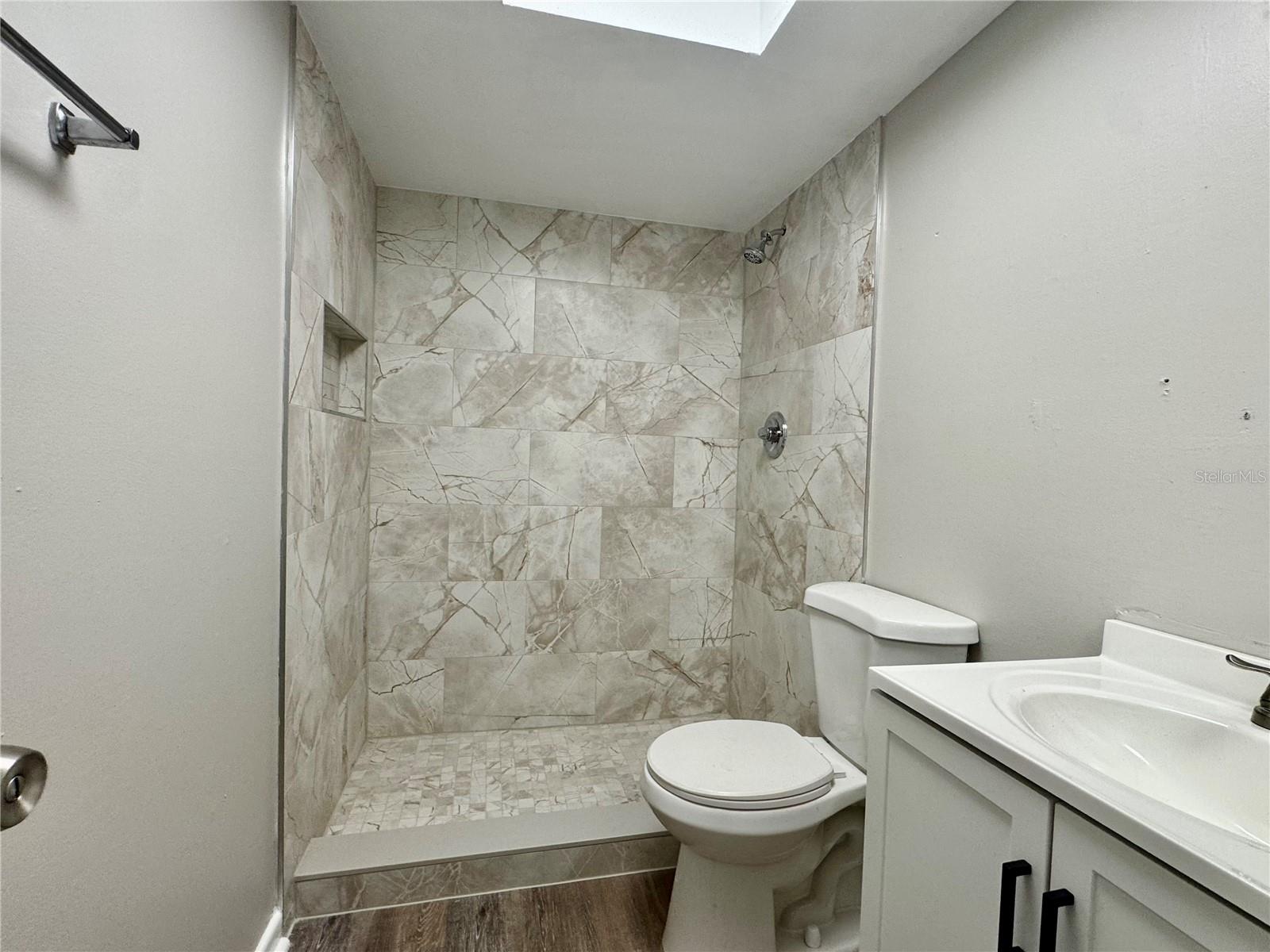 5619 Peach Ave Property Photo 6