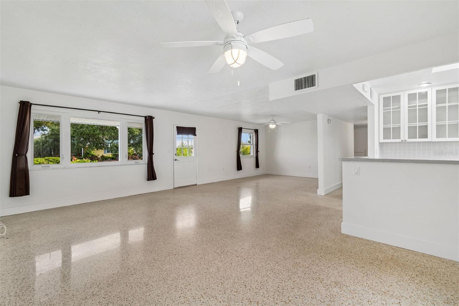 830 La Jolla Ave Property Photo 4