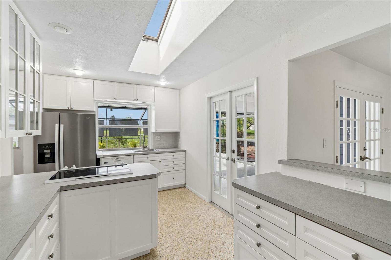 830 La Jolla Ave Property Photo 7