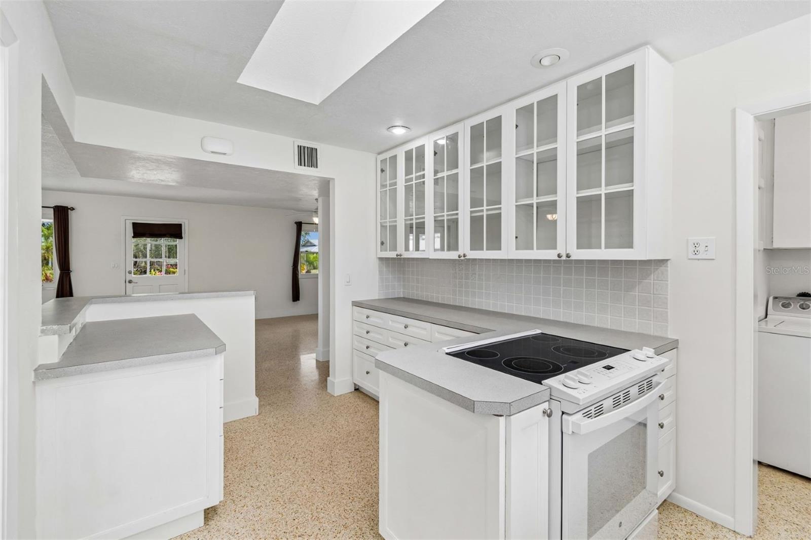 830 La Jolla Ave Property Photo 8