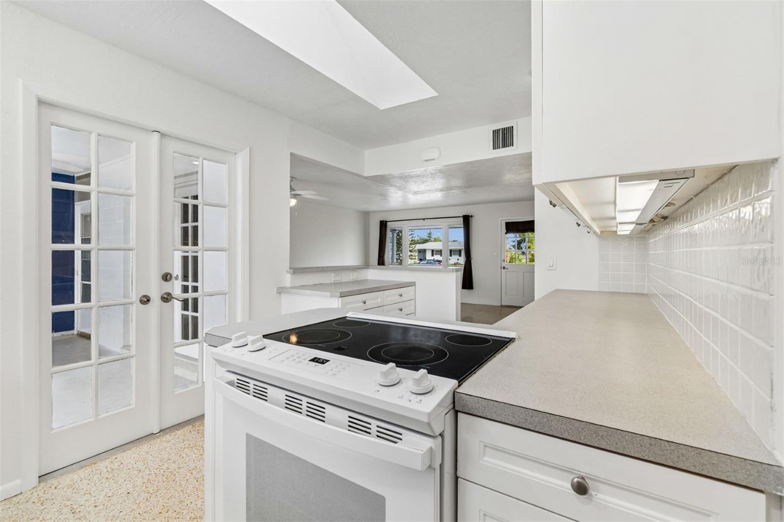 830 La Jolla Ave Property Photo 18