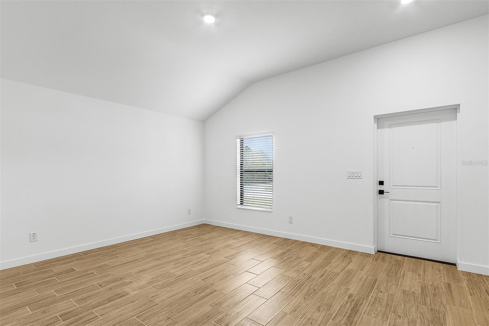 TB8521274 Property Photo 4