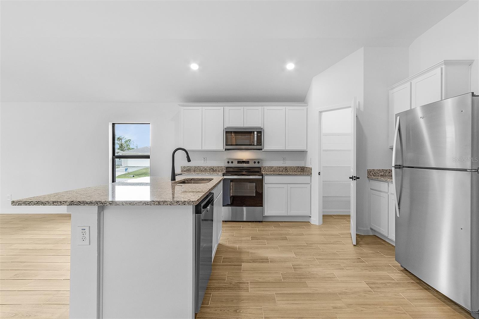 TB8521274 Property Photo 6