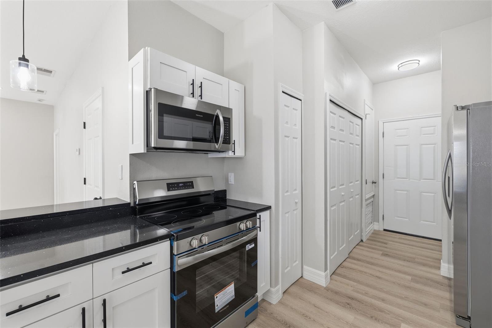319 E Hanlon St Property Photo 8