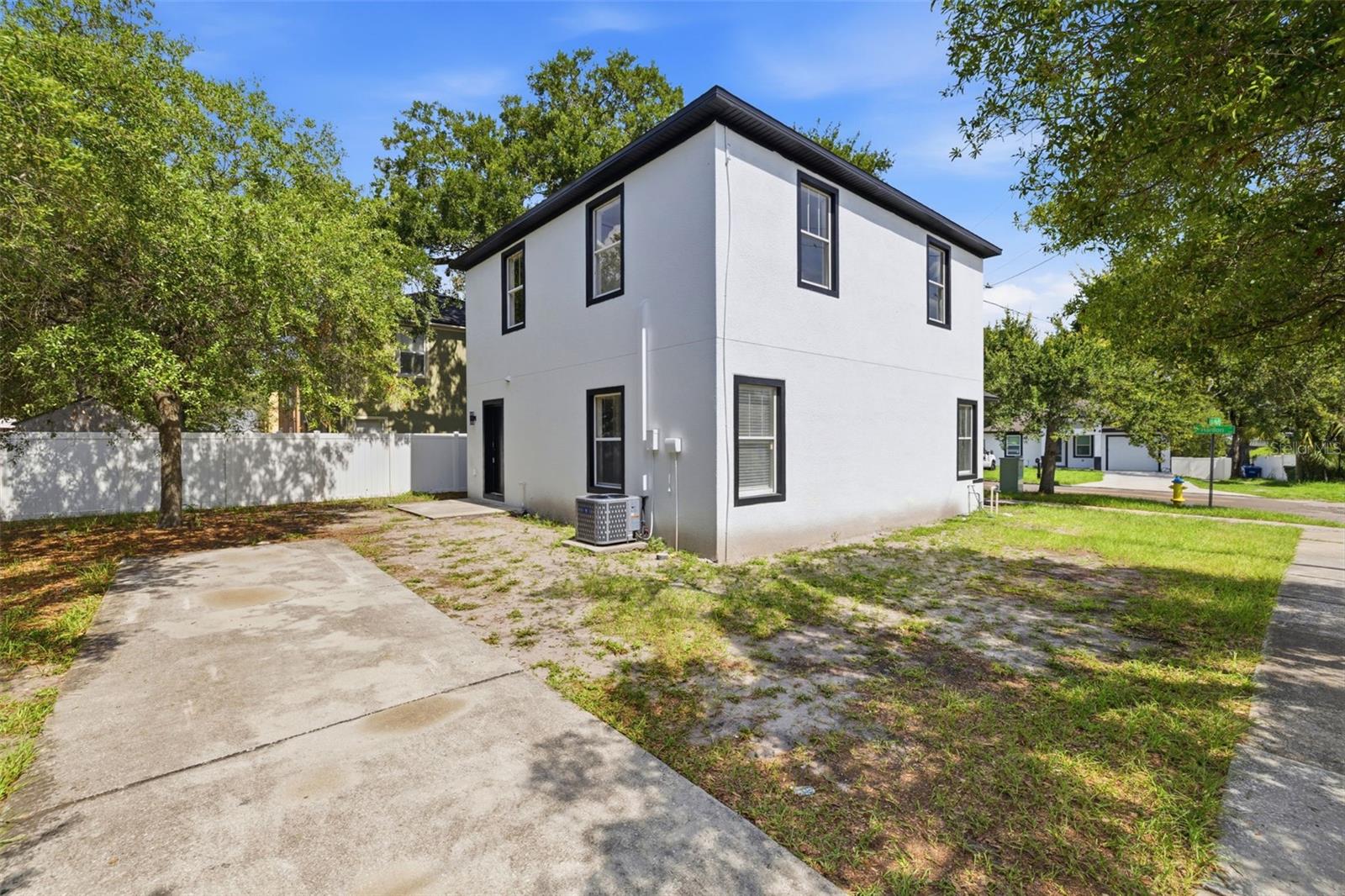 319 E Hanlon St Property Photo 21
