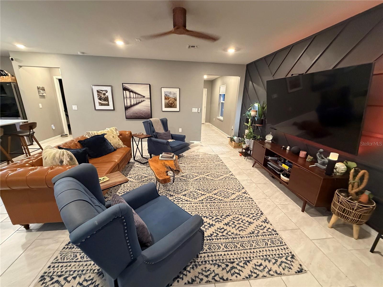 9126 Royal River Cir Property Photo 6
