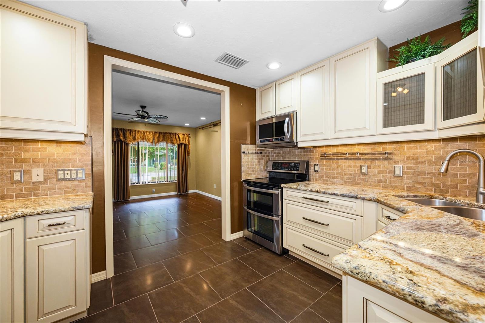 6701 Orchard Dr N Property Photo 3