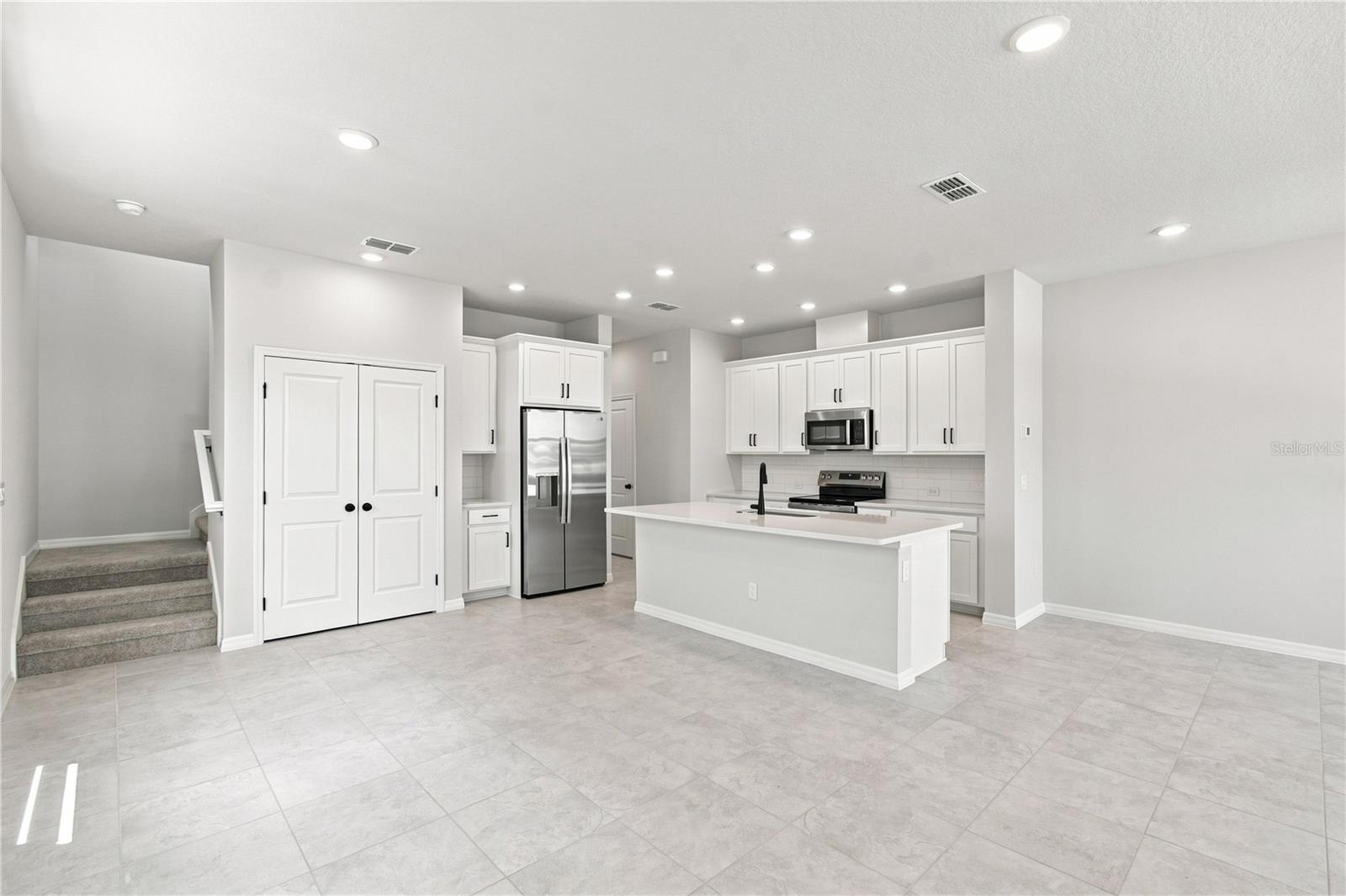 5600 Coopers Hawk Ct Property Photo 3
