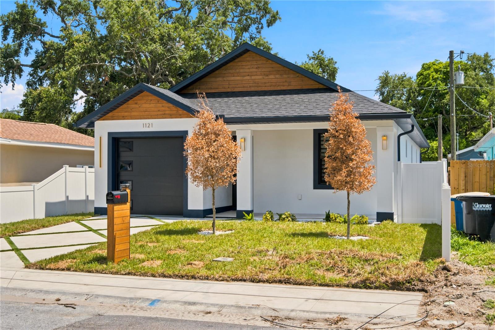 1121 Engman St Property Photo 3