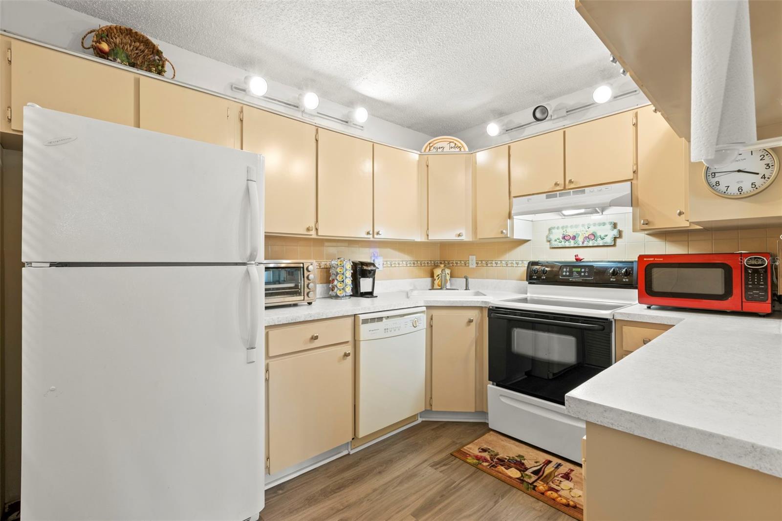 1290 Pine Ridge Cir E #e1 Property Photo 7