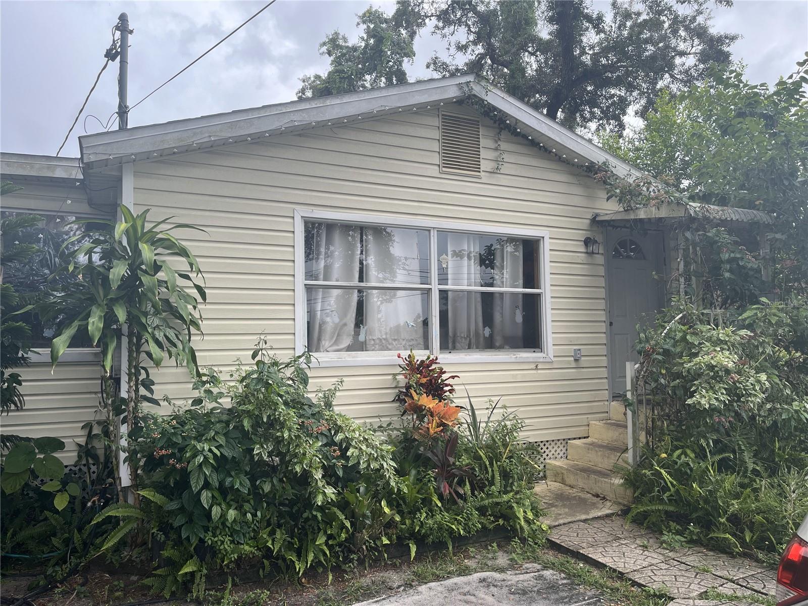 1127 Auburn St Property Photo 1