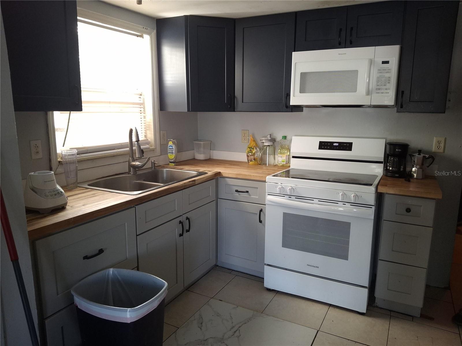 1127 Auburn St Property Photo 3