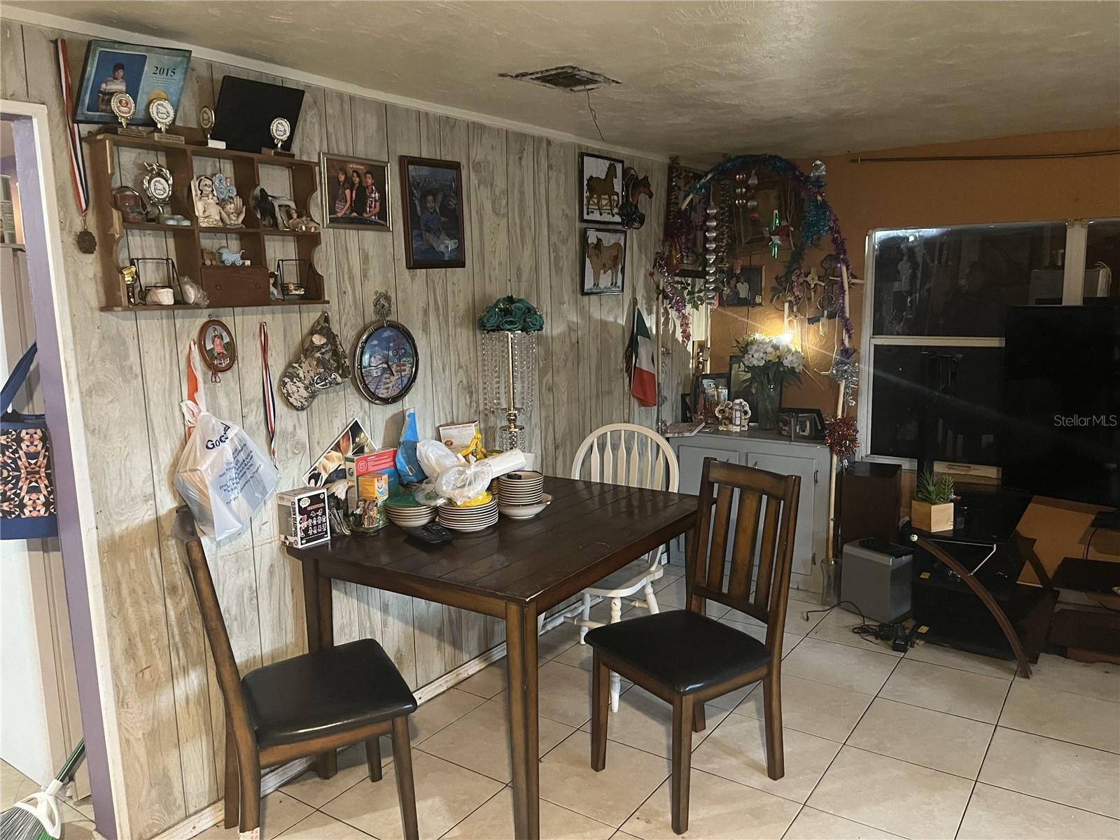 1127 Auburn St Property Photo 4
