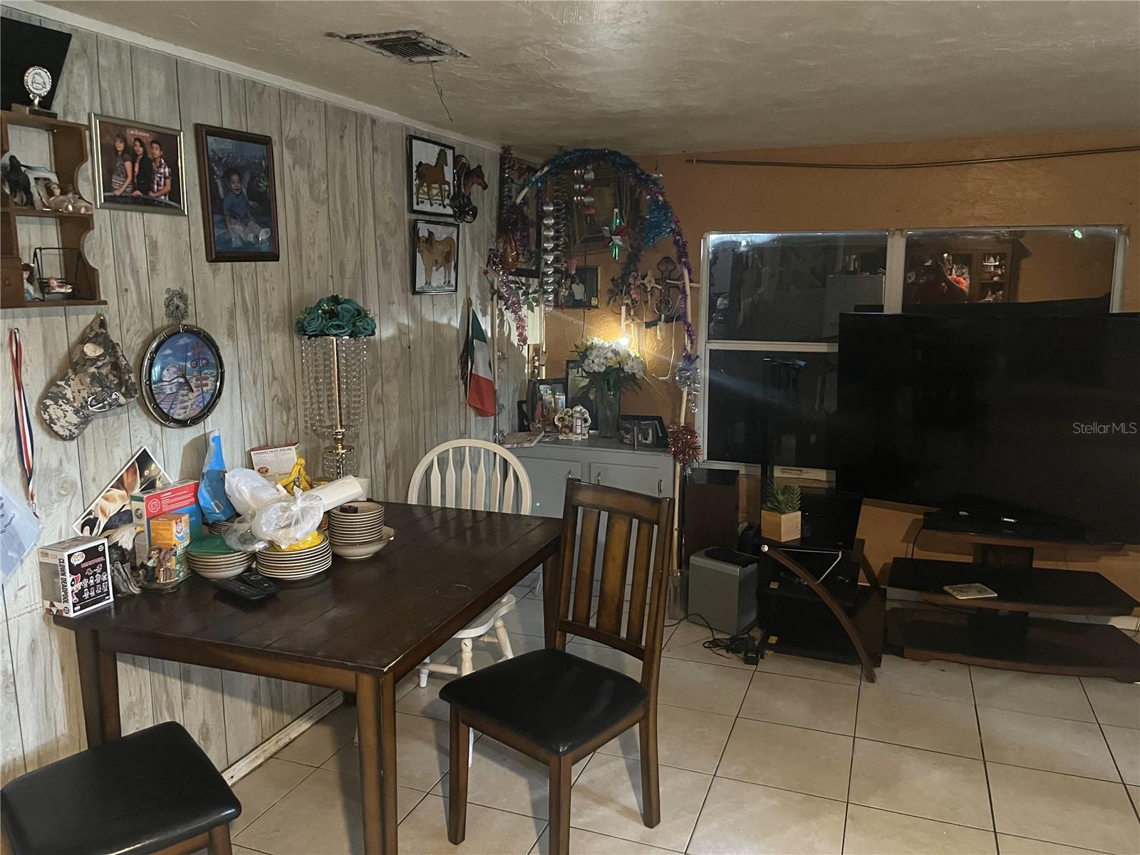 1127 Auburn St Property Photo 5