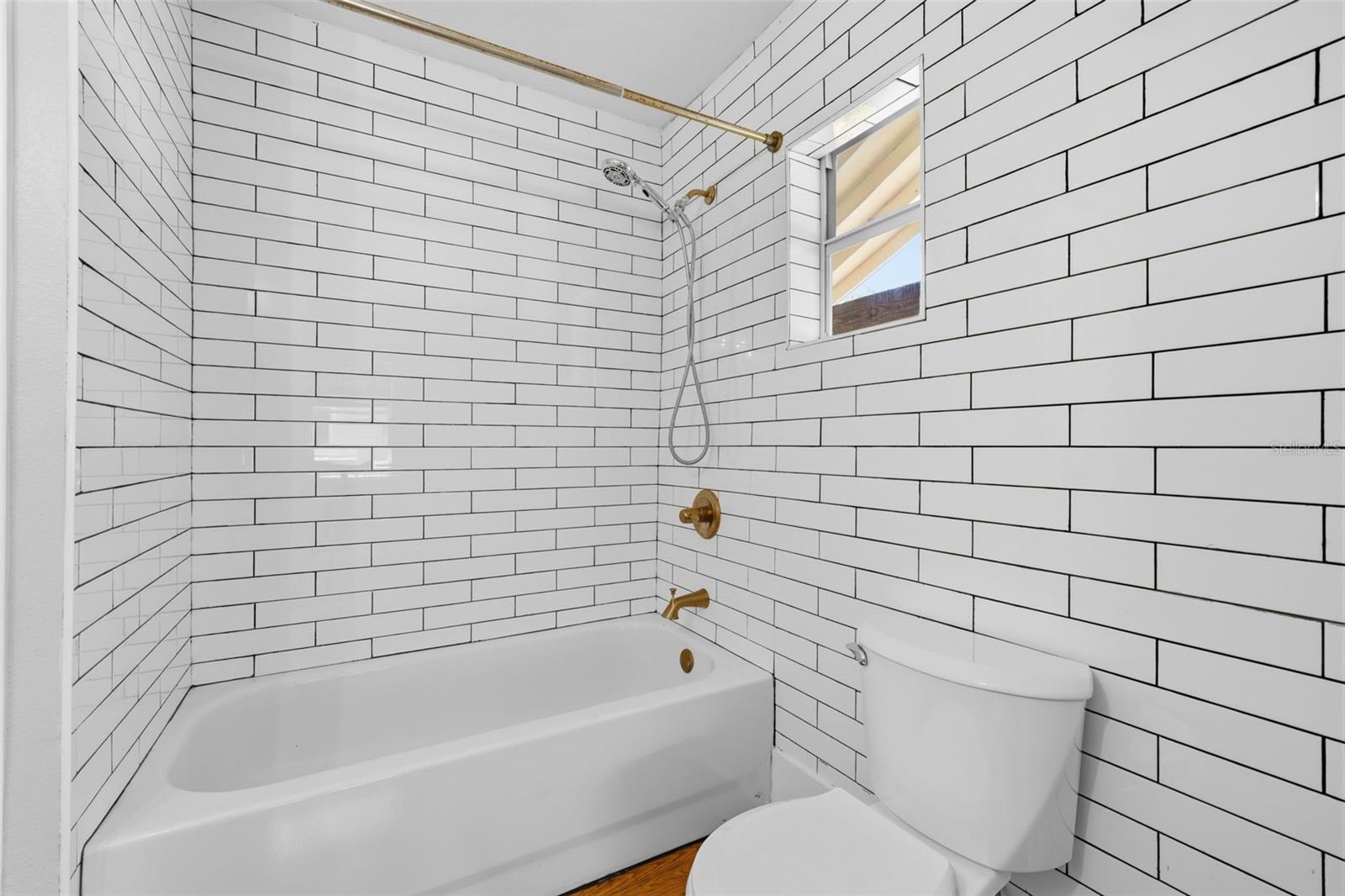 236 W North St Property Photo 16