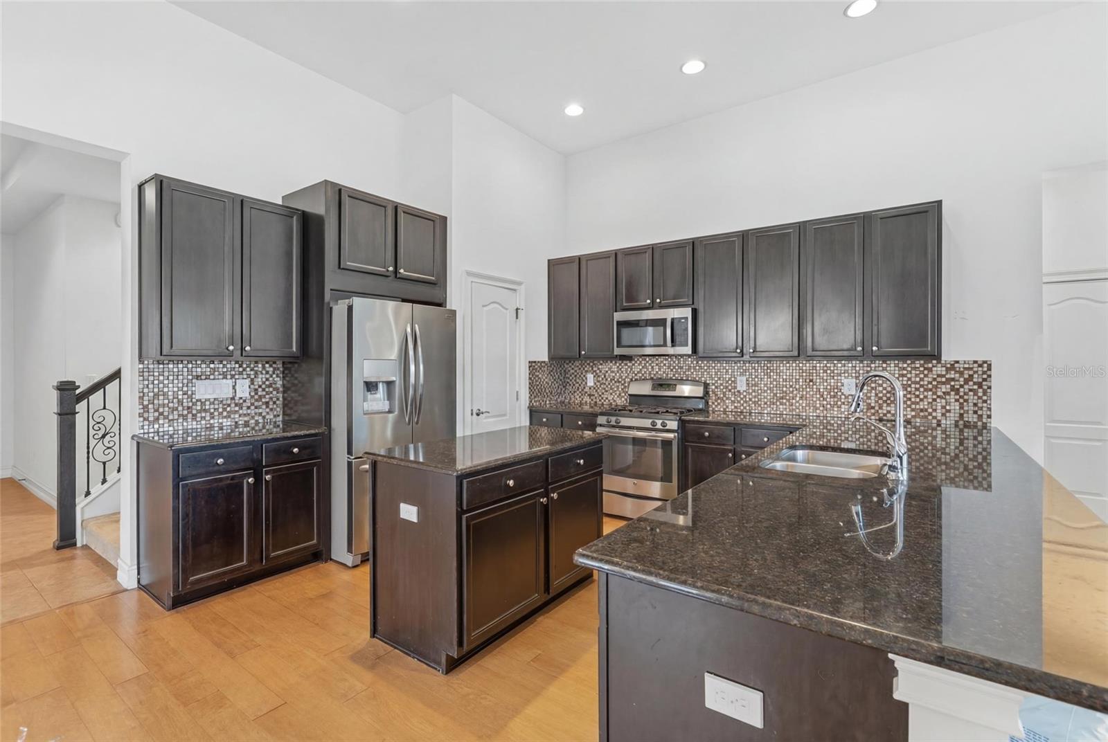 7013 Artesian Ct Property Photo 8