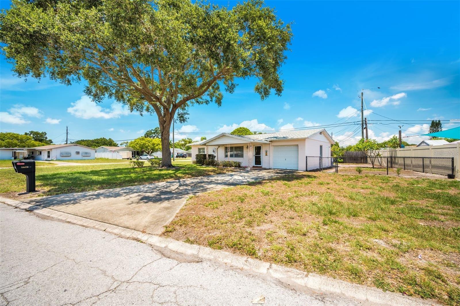 10833 111th Pl N Property Photo 4
