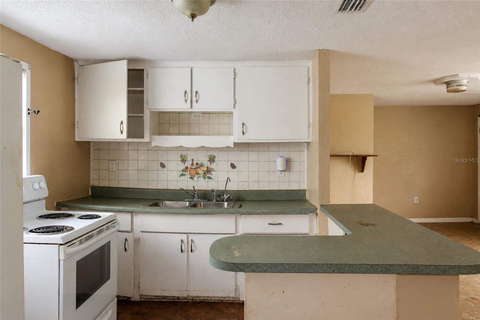 1208 Cherry Ln Property Photo 4
