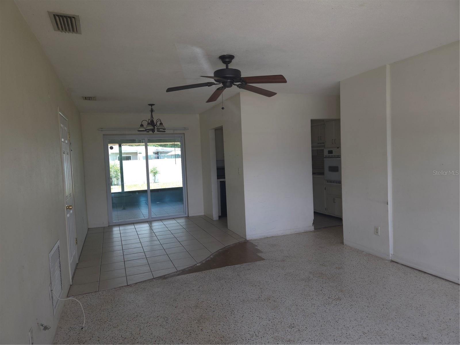 2913 Englewood Dr Property Photo 2