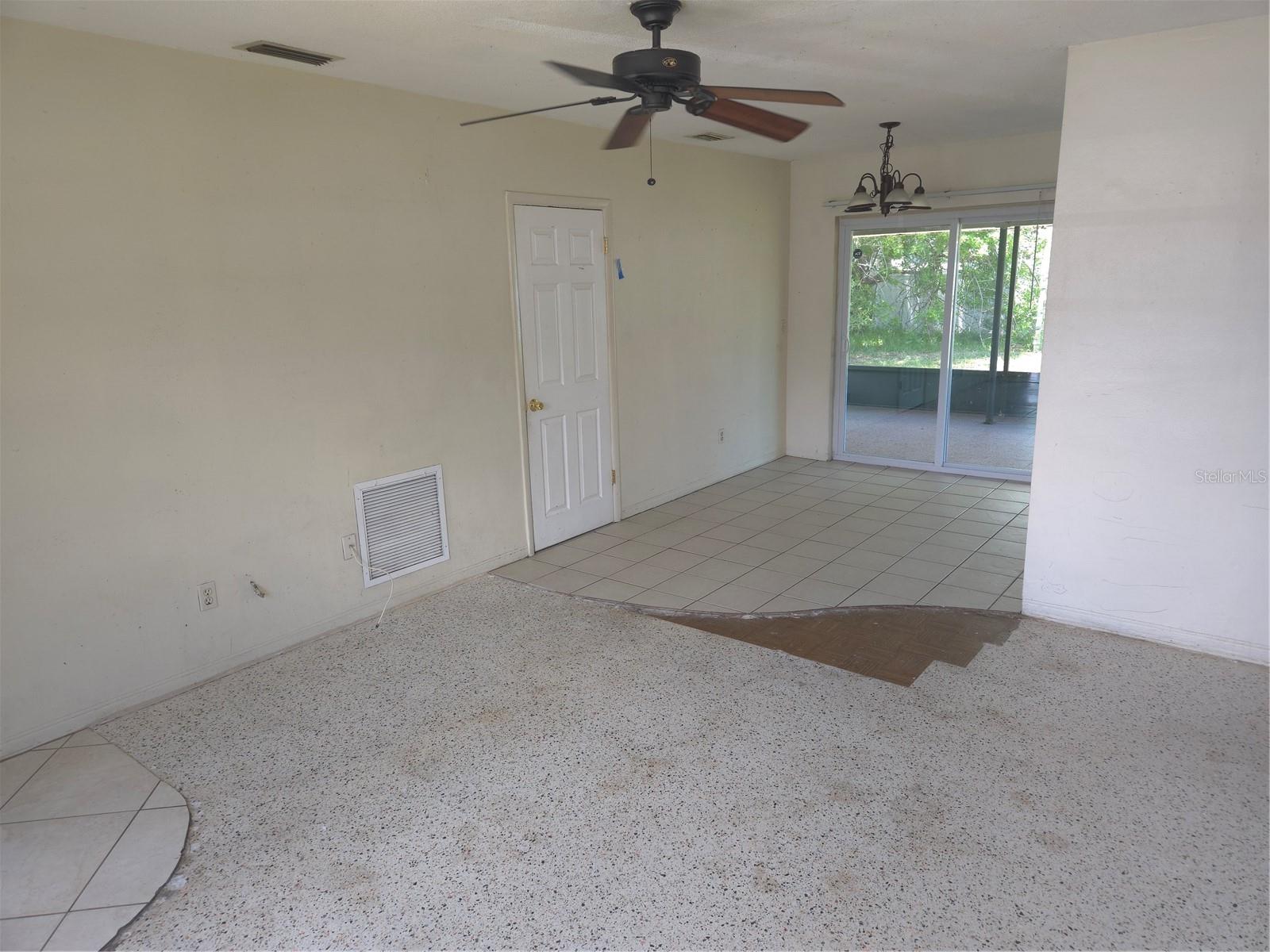 2913 Englewood Dr Property Photo 3