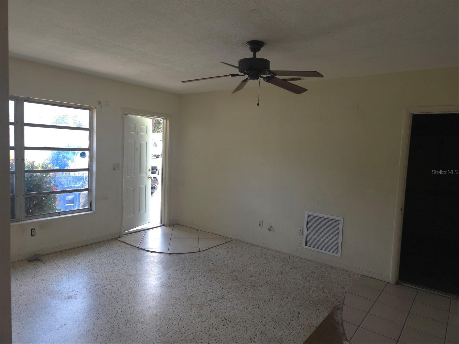 2913 Englewood Dr Property Photo 4