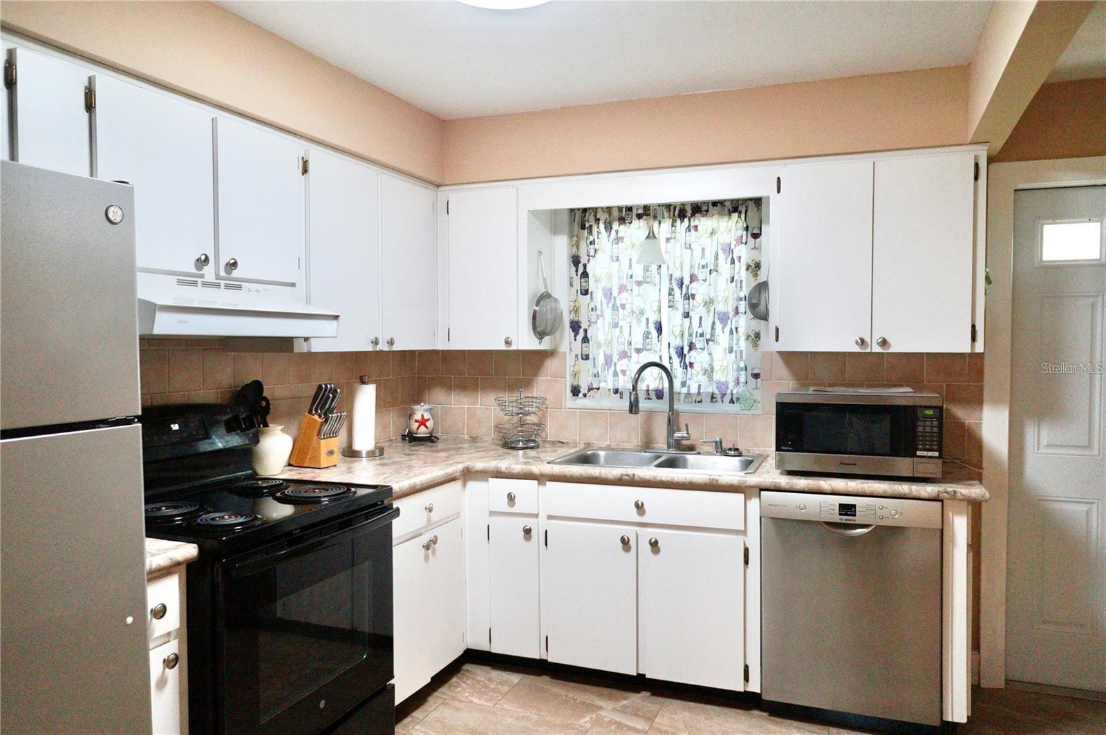 6890 Versailles N #10 Property Photo 4