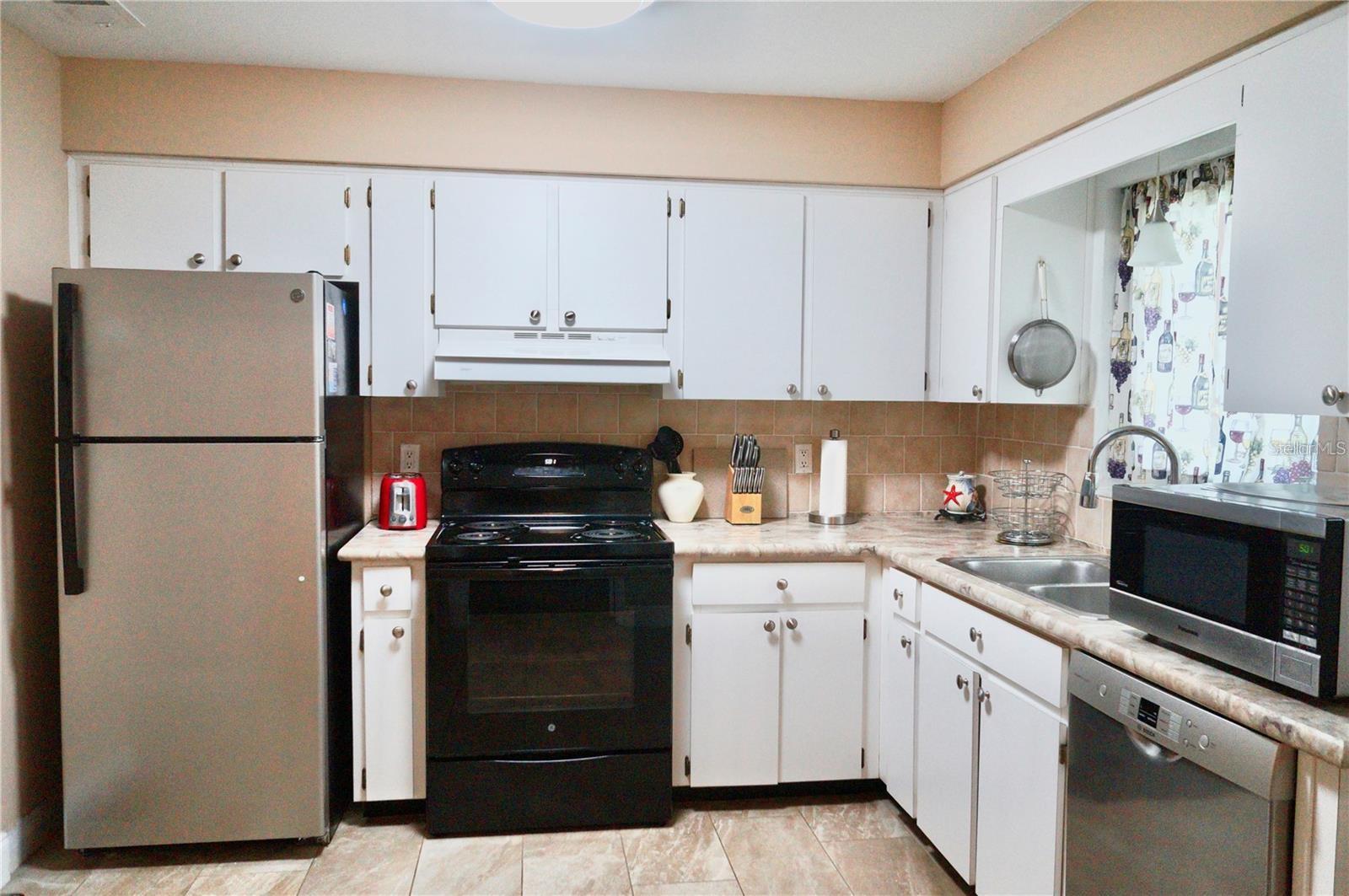 6890 Versailles N #10 Property Photo 6