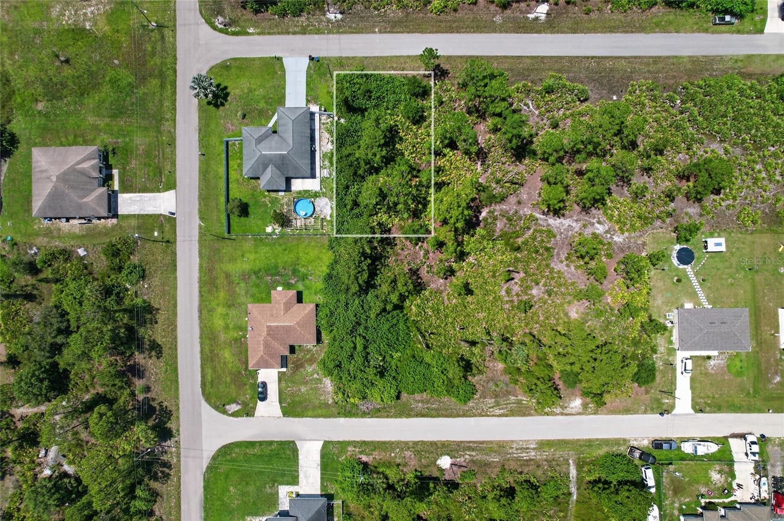 1141 Cove St E Property Photo 3