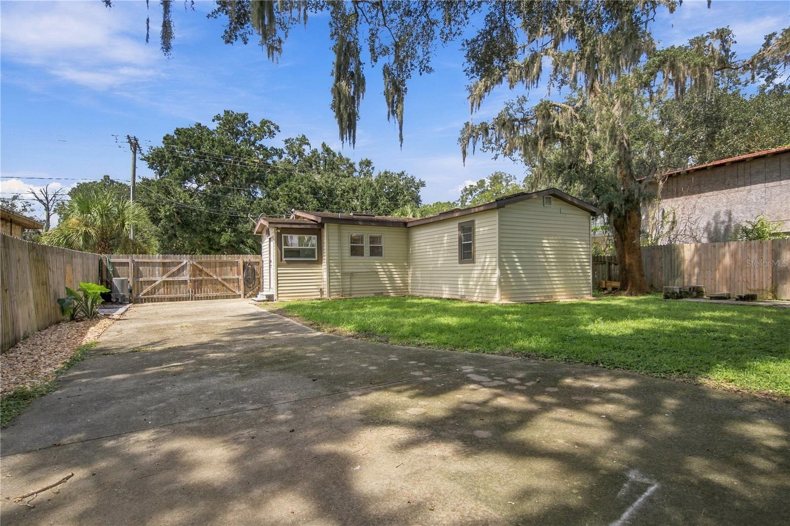 11709 Hoyt Ave Property Photo 38