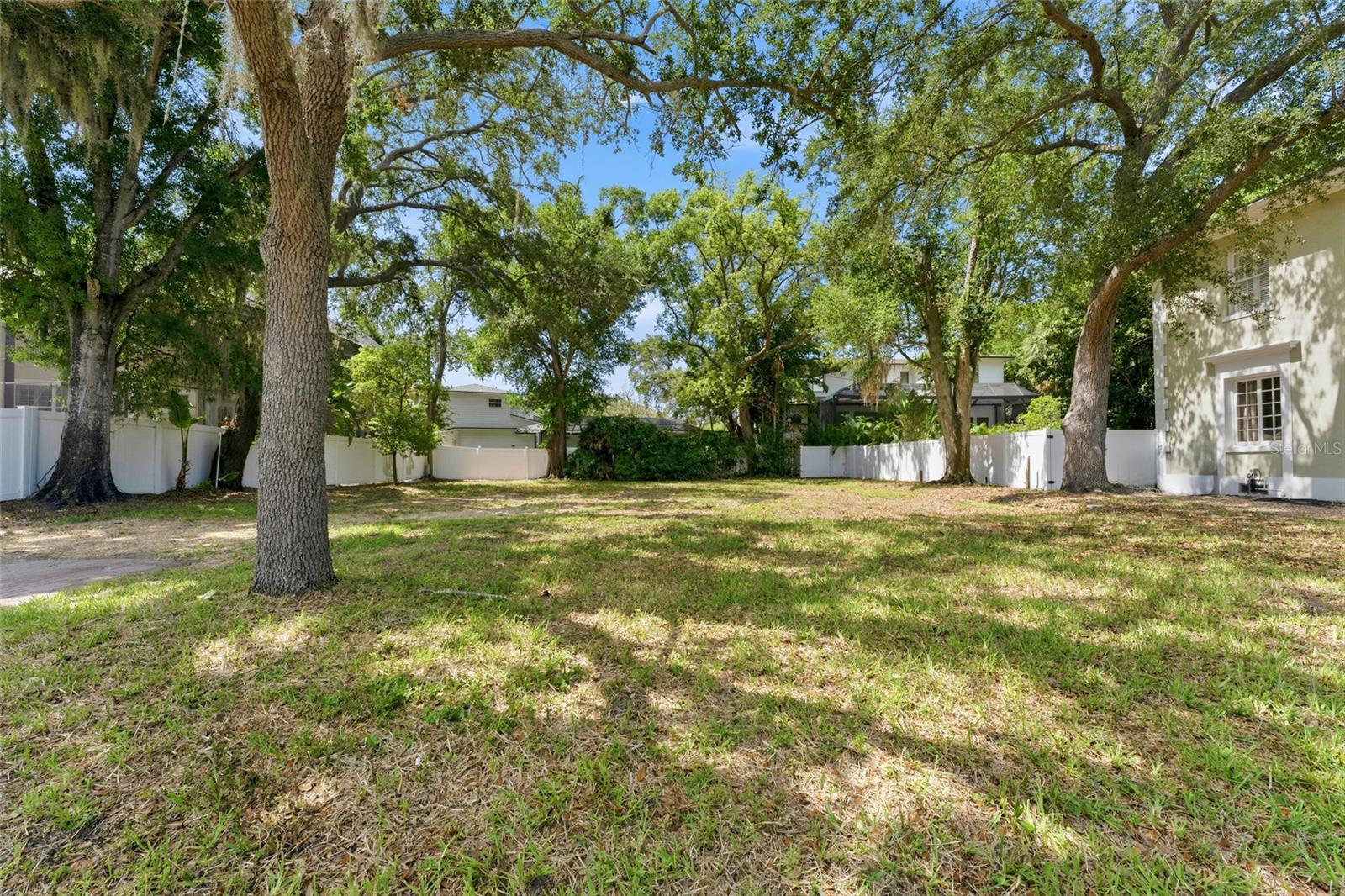 5010 W Azeele St Property Photo 3