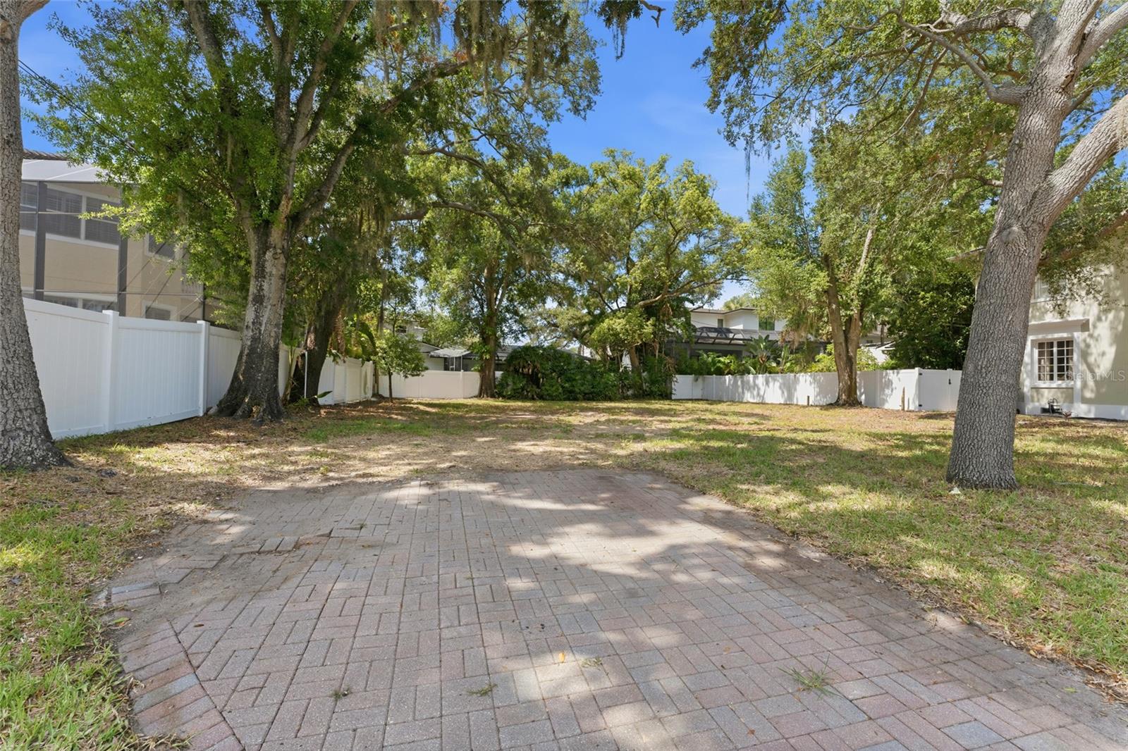 5010 W Azeele St Property Photo 6