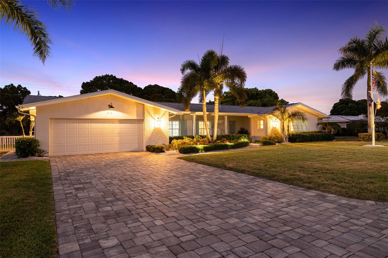 616 Pineland Ave Property Photo