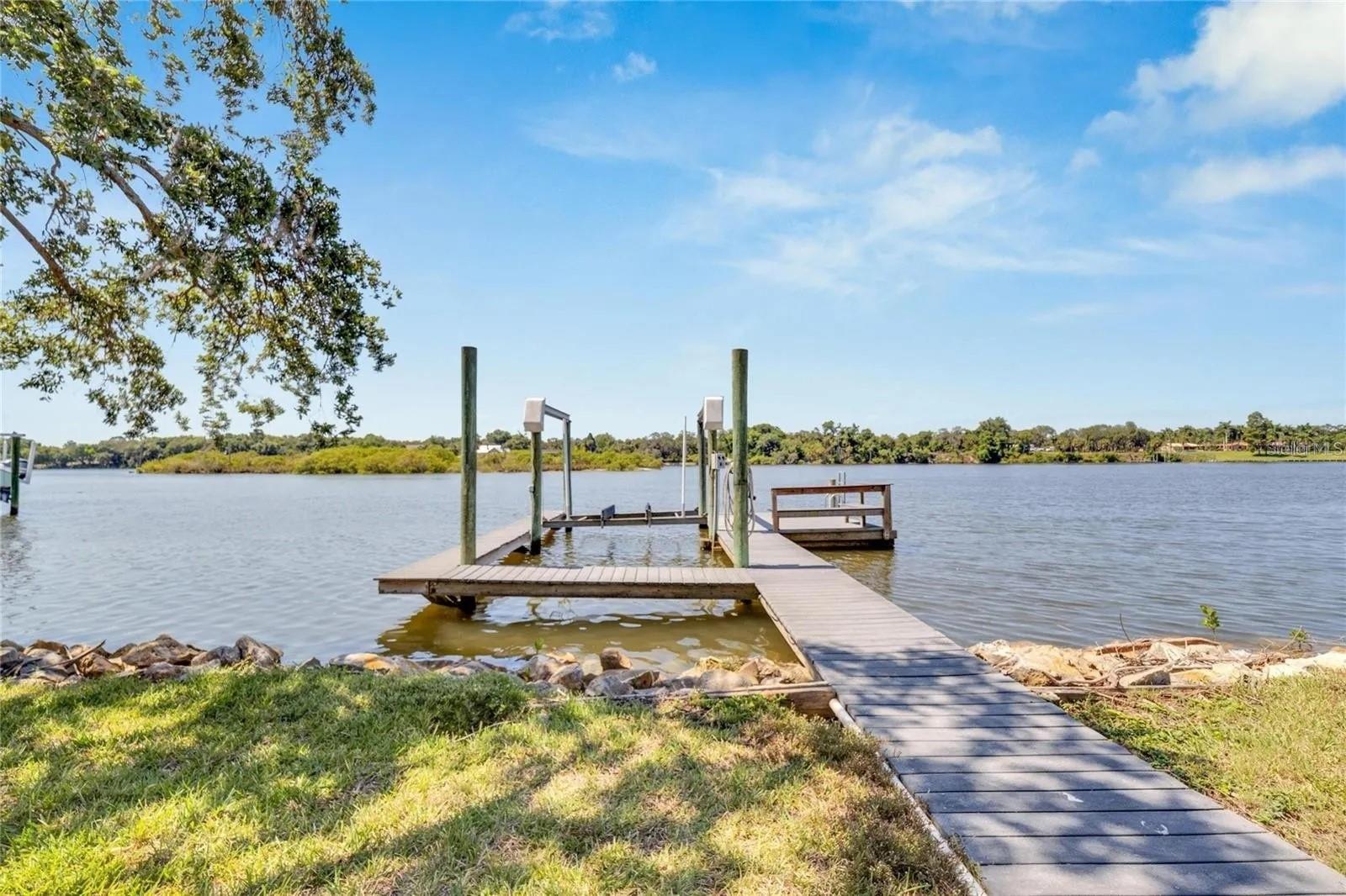 9307 River Cove Dr Property Photo 2