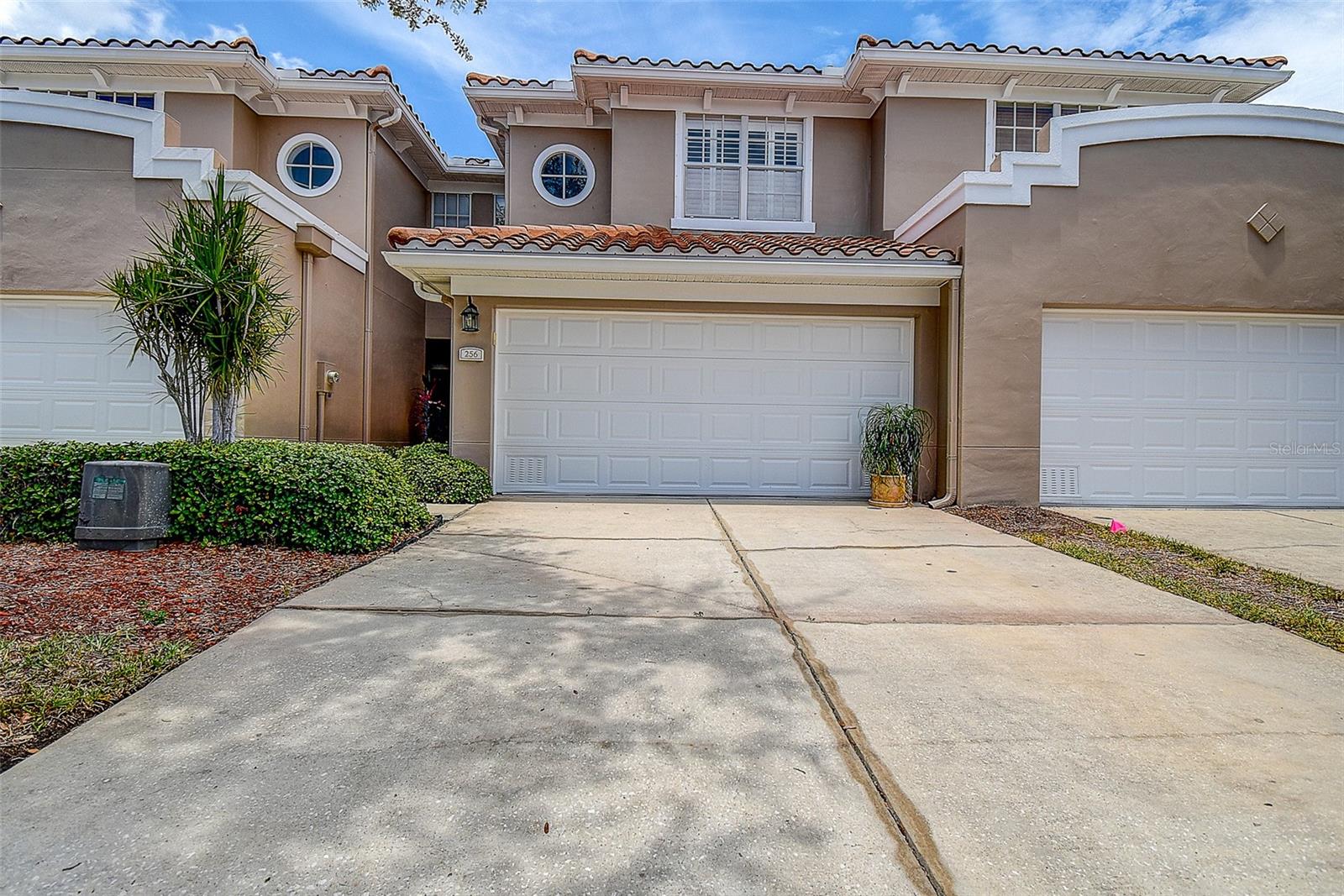 256 Valencia Cir Property Photo 3