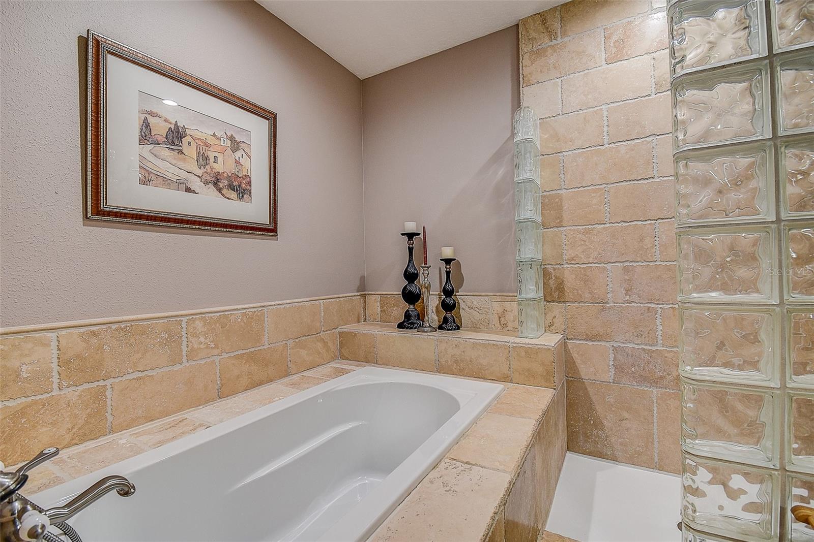 256 Valencia Cir Property Photo 23