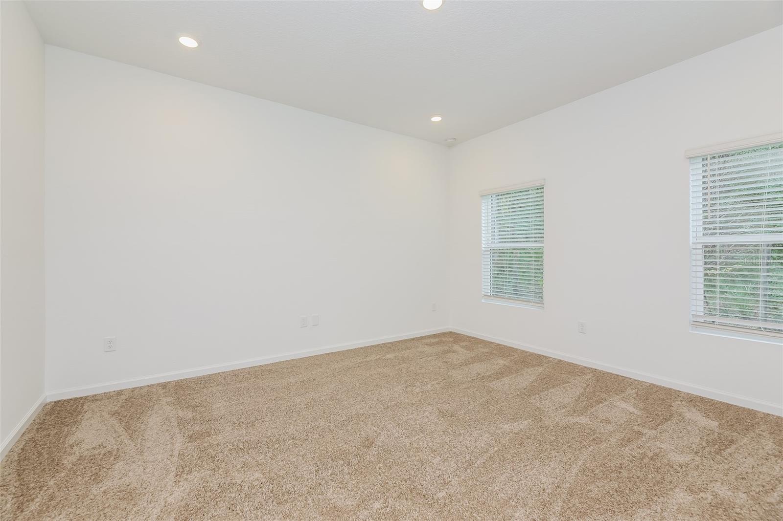 TB8523719 Property Photo 3