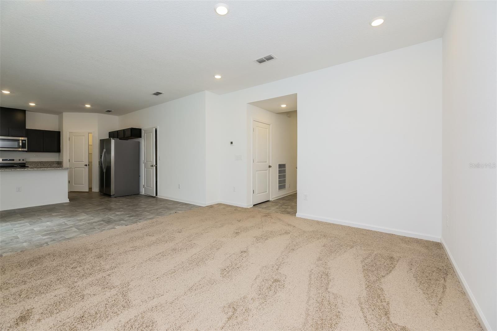 TB8523719 Property Photo 4