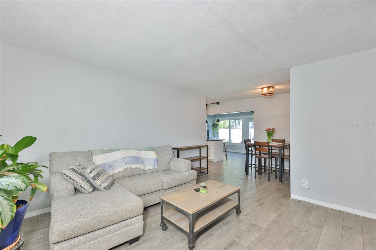 3242 Kingston St N Property Photo 6