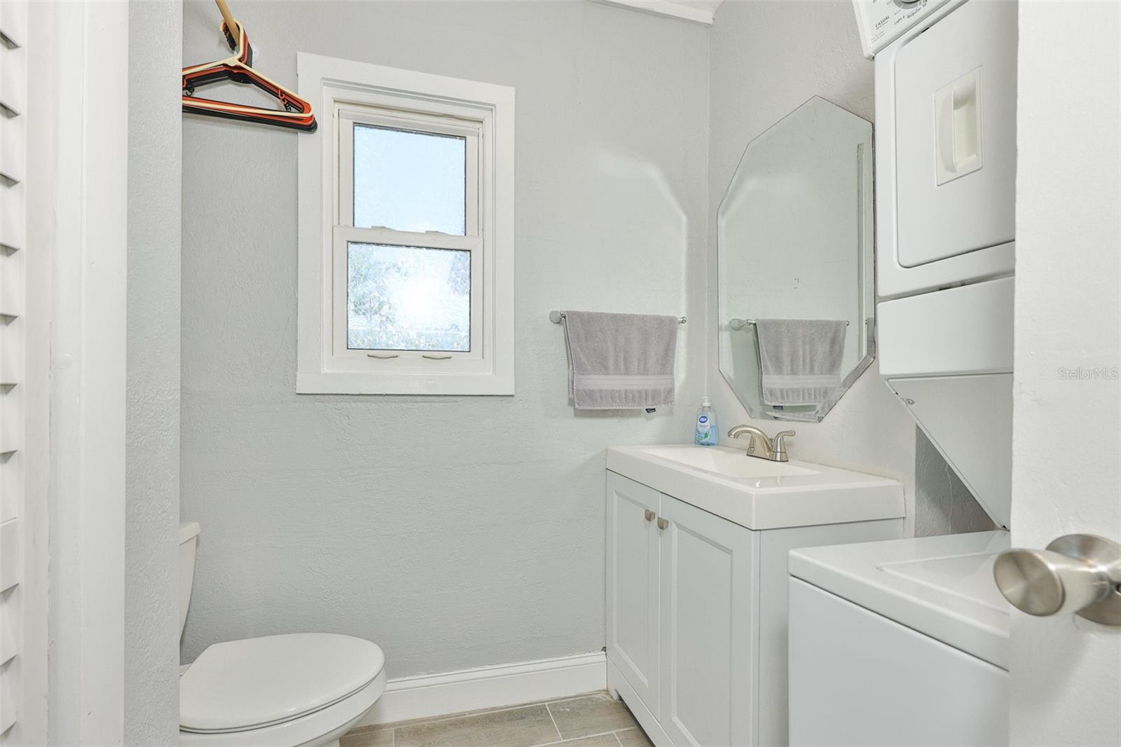 3242 Kingston St N Property Photo 17