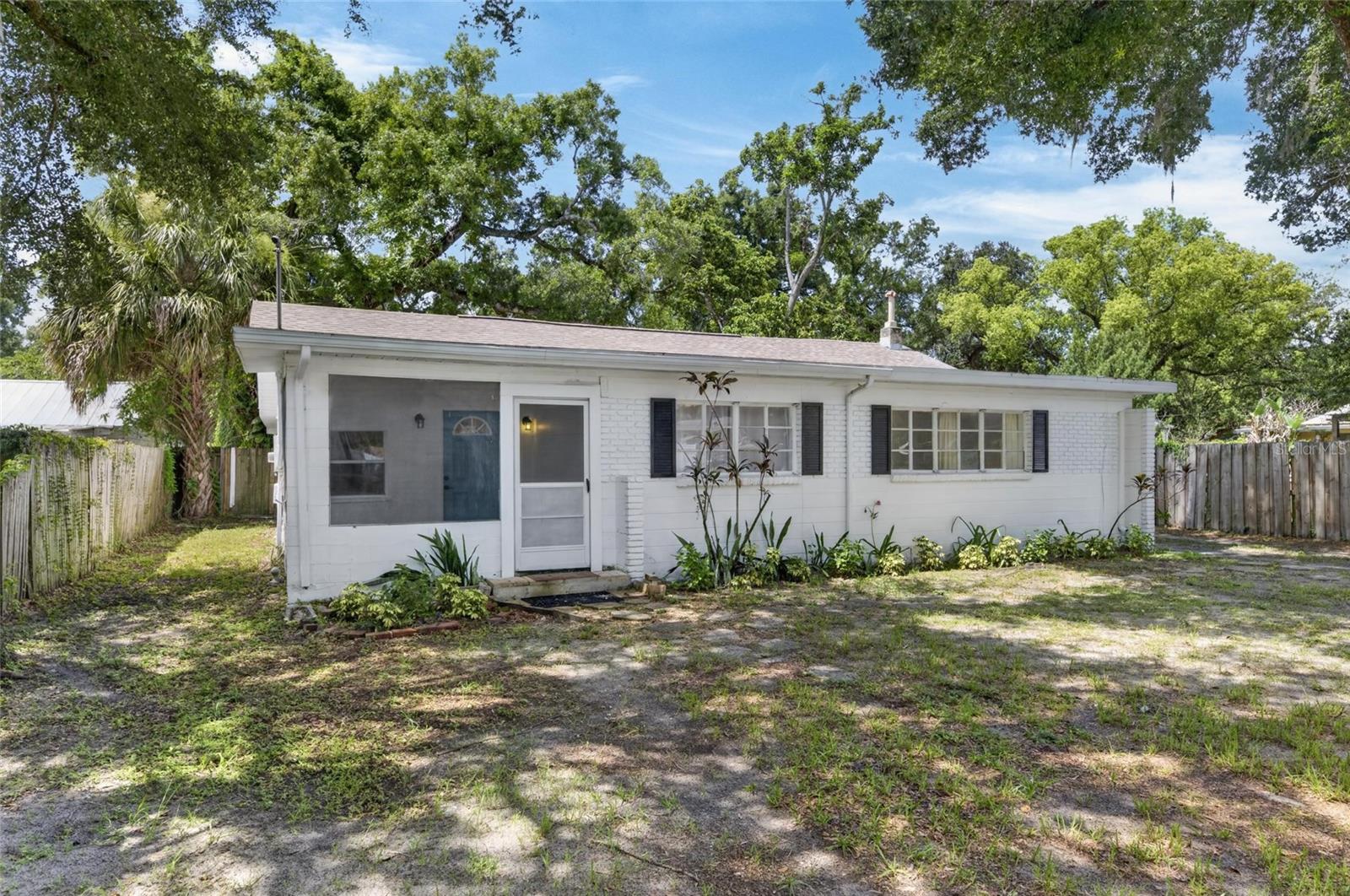 1005 E Flora St Property Photo 2