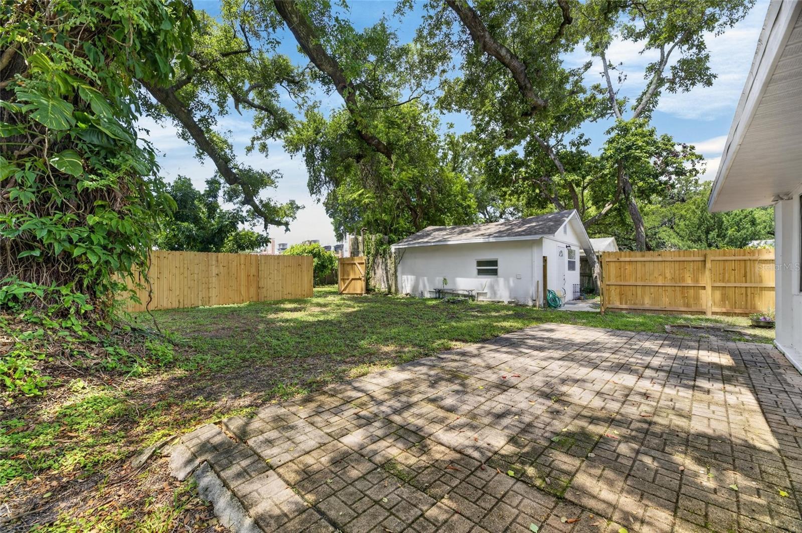 1005 E Flora St Property Photo 3
