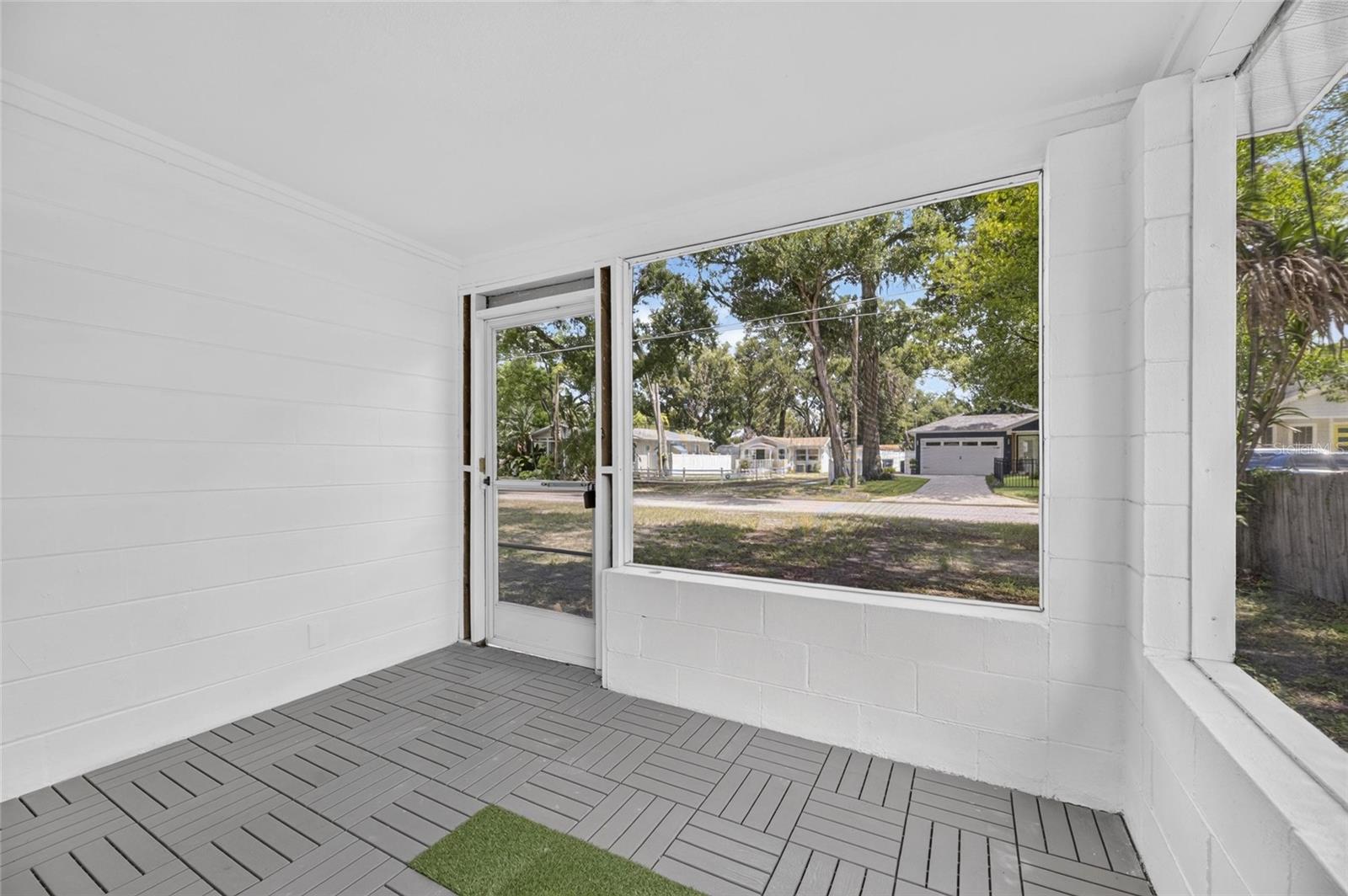 1005 E Flora St Property Photo 5
