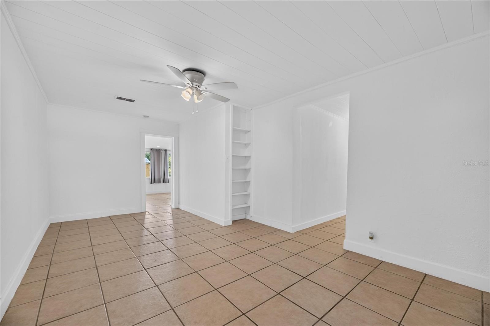 1005 E Flora St Property Photo 9