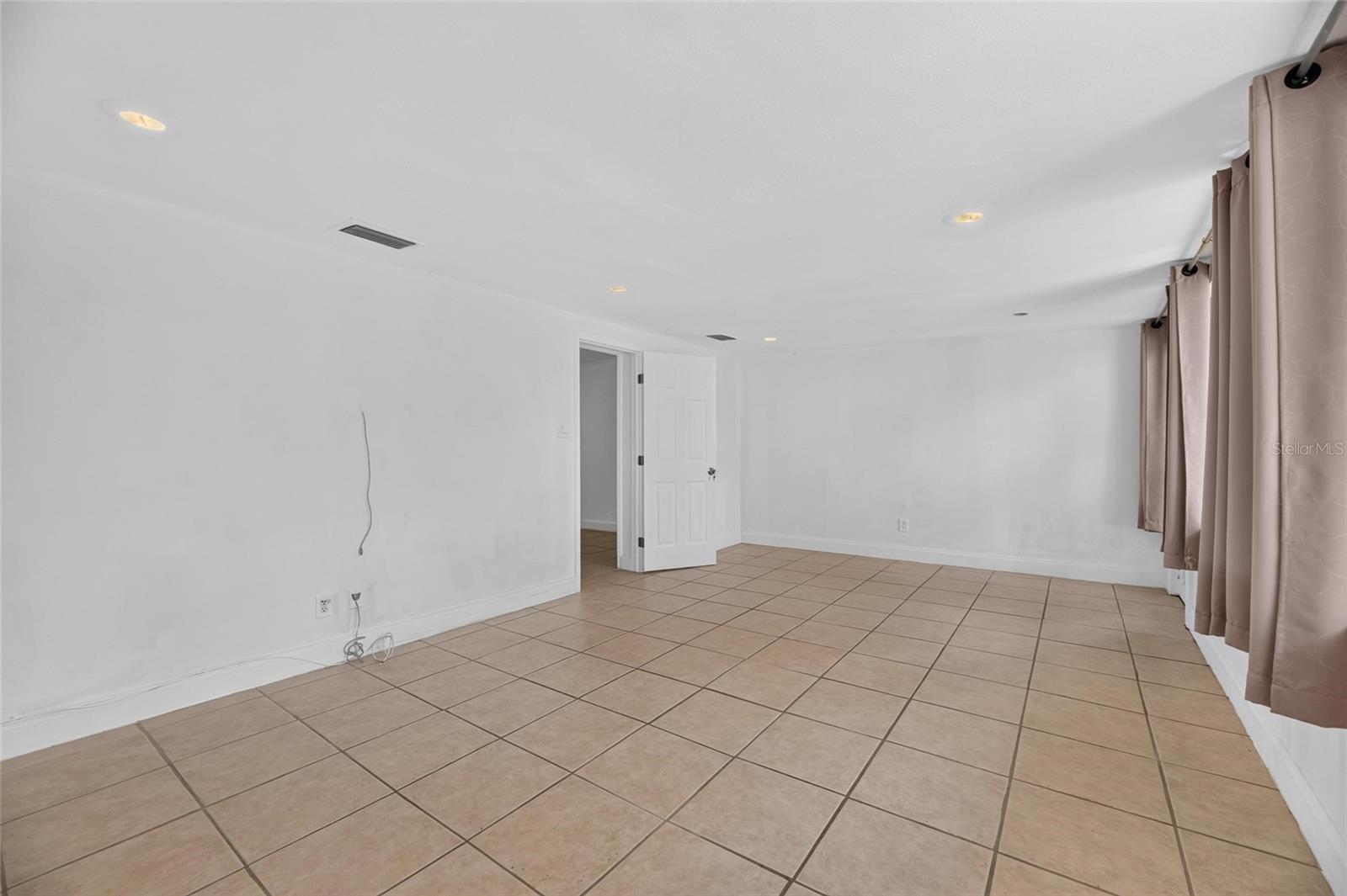 1005 E Flora St Property Photo 35