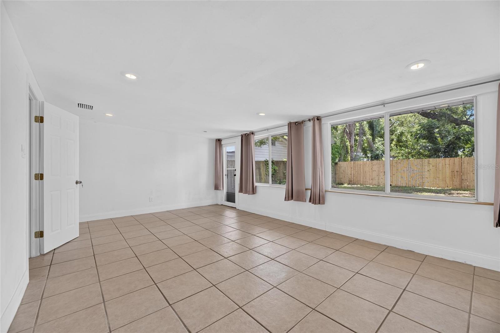 1005 E Flora St Property Photo 36