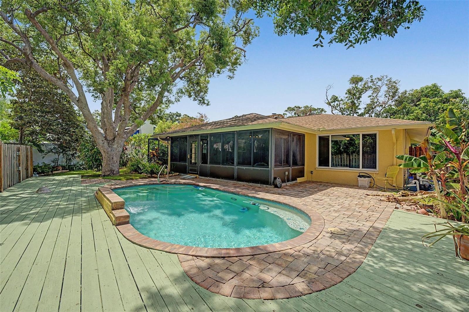 1100 Persimmon Dr Property Photo 2