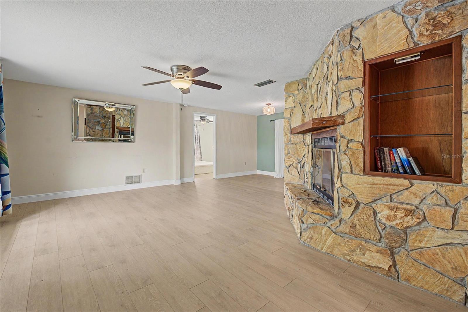 1100 Persimmon Dr Property Photo 4