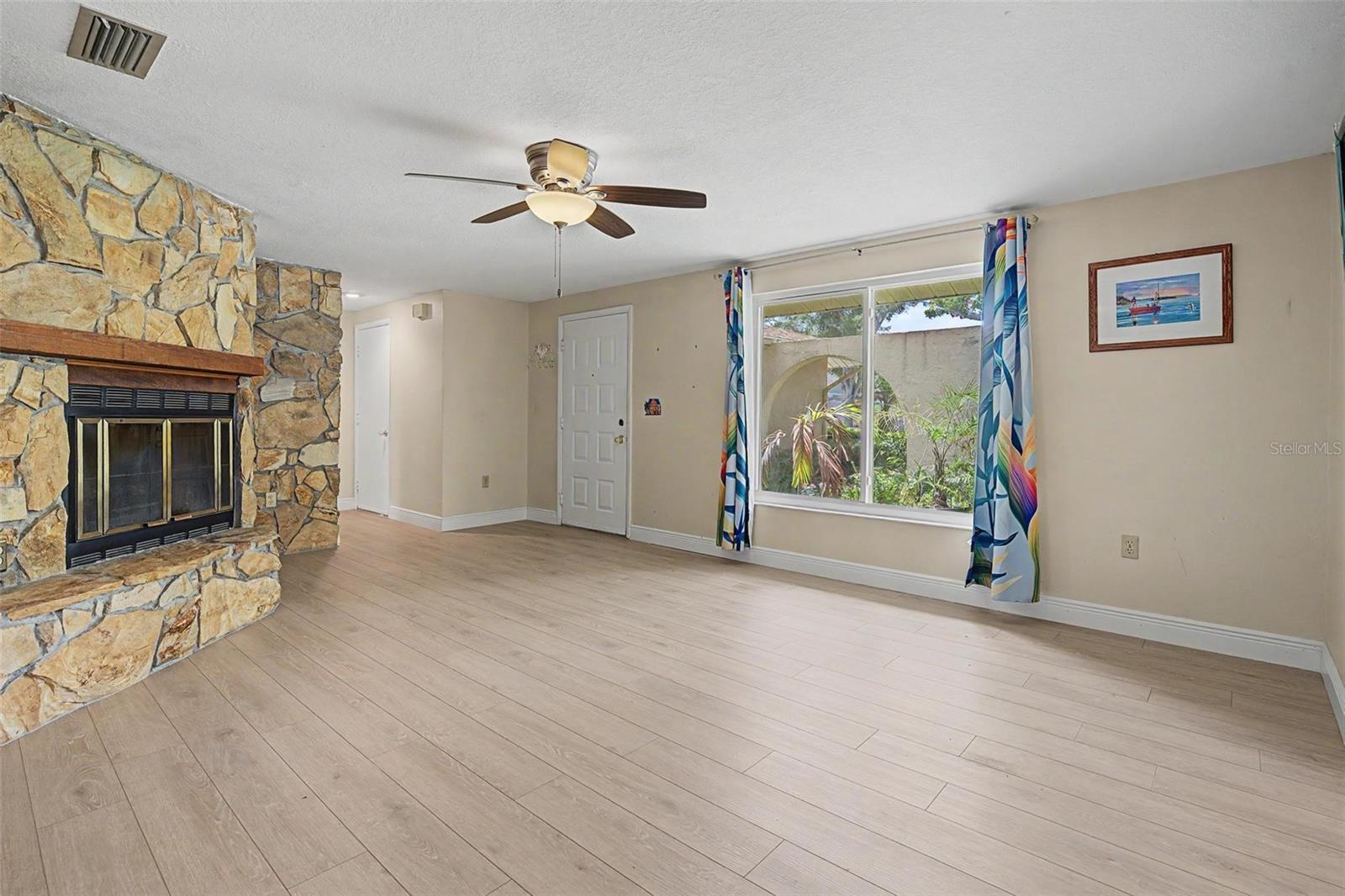 1100 Persimmon Dr Property Photo 5